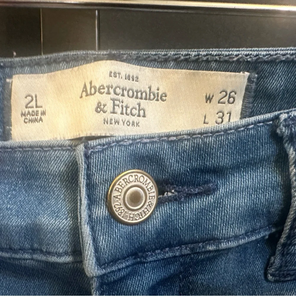 041 - Abercrombie & Fitch Size 2L or‎ 26L